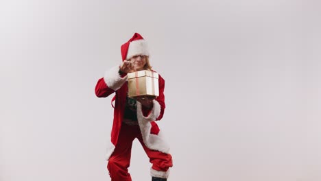 Der-Gebackene-Schreckliche-Weihnachtsmann-Findet-Eine-Magische,-Leuchtende-Bierdose-In-Einem-Der-Geschenke,-Die-Er-Ausliefern-Soll