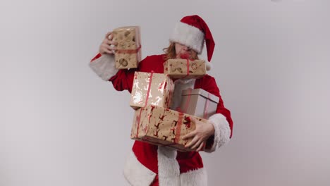 Der-Schreckliche-Weihnachtsmann-Kämpft-Sehr-Damit,-Einen-Stapel-Unhandlicher-Geschenke-Zu-Tragen,-Also-Gibt-Er-Dir-Großzügig-Eines