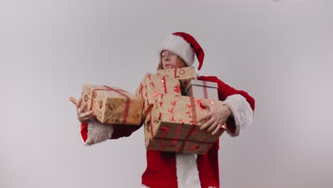 Der-Schreckliche-Weihnachtsmann-Kämpft-Damit,-Einen-Stapel-Unhandlicher-Geschenke-Zu-Tragen,-Also-Gibt-Er-Dir-Großzügig-Eines