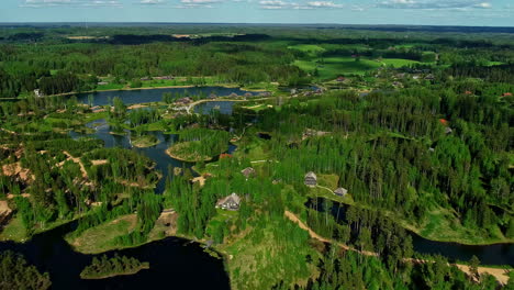 Drohne-Schoss-Wunderschöne-Seen-Und-Grüne-Wälder-In-Der-Landschaft-Lettlands