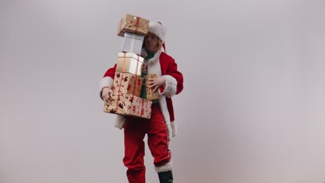 Der-Schreckliche-Weihnachtsmann-Wirft-Und-Tritt-Geschenke-Schnell-Herum