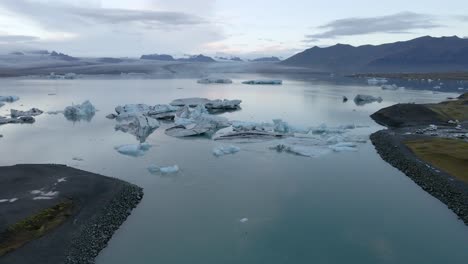 Jökulsárlón-glacier-lagoon-and-surrounding-landscape,-Iceland