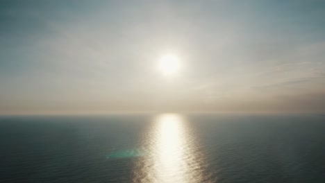Helle-Sonnenlichtreflexion-Auf-Der-Seelandschaftsoberfläche-Während-Des-Sonnenaufgangs