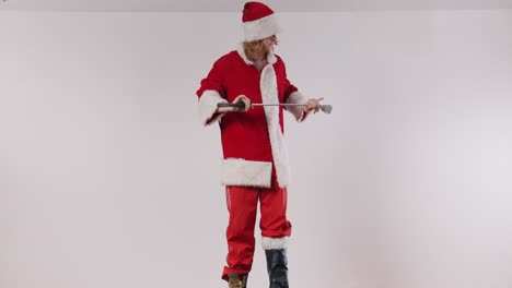 Harto-Del-Terrible-Santa-Jake-Obtiene-Placer-De-Jugar-Al-Golf-Con-Una-Pila-De-Regalos-De-Navidad