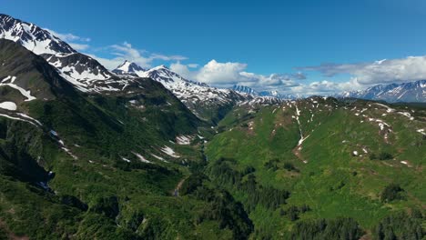 Impresionantes-Montañas-Cubiertas-De-Nieve-Del-Parque-Nacional-De-Los-Fiordos-De-Kenai-En-El-Centro-sur-De-Alaska