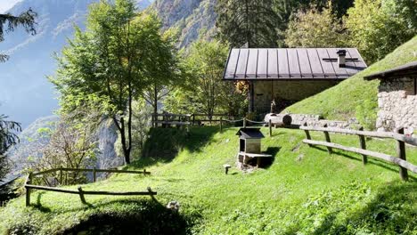 Static-medium-wide-shot-of-a-beautiful-scenery-in-the-Italian-Alps,-Südtirol