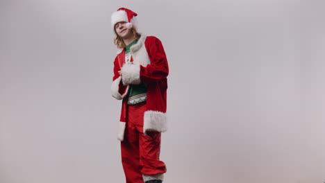 Der-Schreckliche-Weihnachtsmann-Starrt-Den-Betrachter-An-Und-Fängt-Lässig-Ein-Ihm-Zugeworfenes-Geschenk-Auf