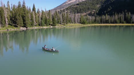 Tourists-Fishing-In-A-Boat-On-Green-River-Lakes-In-Wyoming,-USA---aerial-drone-shot