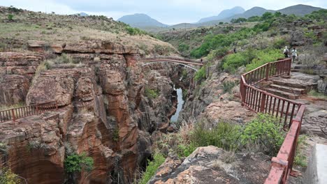 Geländer-Und-Brücken-Im-Geologischen-Wunder-Von-Bourke&#39;s-Luck-In-Südafrika