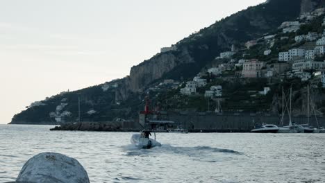 Speedboat-Across-The-Cliffside-Town-On-Amalfi-Coast-In-The-Province-of-Salerno,-Italy