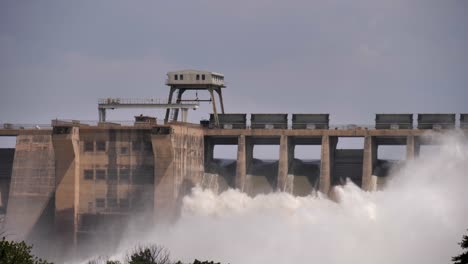 Whitewater-explodes-in-plumes-as-Vaal-dam-releases-flood-water