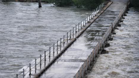 Die-Niedrige-Einspurige-Brücke-über-Den-überschwemmten-Fluss-Hat-Wasser-Bis-Zum-Deck