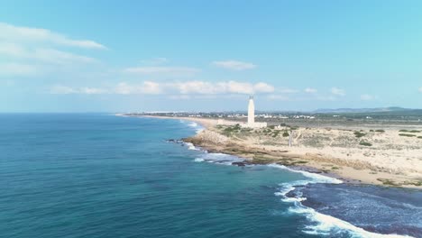The-Trafalgar-lighthouse-standing-on-the-edge-of-the-cliff-in-Cádiz,-Spain