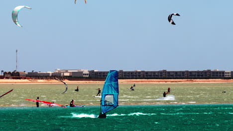 Gente-Practicando-Deportes-Acuáticos,-Windsurf,-Playa-De-Hurghada-Egipto-Luz-Solar-Diaria,-Vibraciones-De-Verano,-60-Fps