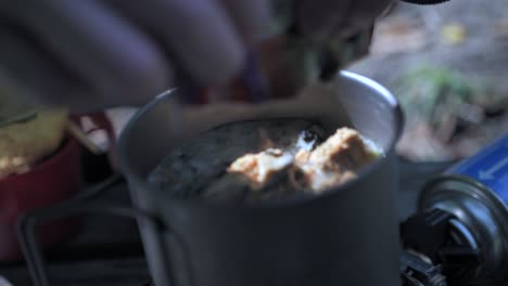 Cocinar-Sopa-Instantánea-En-La-Naturaleza,-Al-Aire-Libre,-Acampar