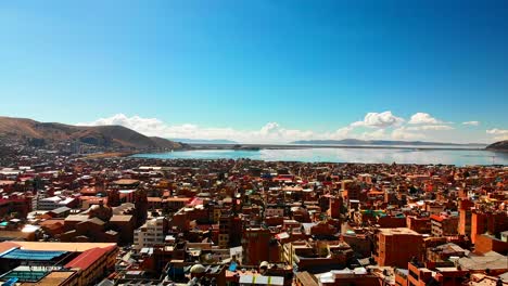 Ciudad-Del-Lago-Titicaca-Puno,-Lago-Más-Alto-Del-Mundo,-Lago-Titicaca,-Gran-Lago-De-Agua-Dulce-En-Las-Montañas-De-Los-Andes-En-La-Frontera-De-Bolivia-Y-Perú,-El-Lago-Navegable-Más-Alto-Del-Mundo,-Monomíctico