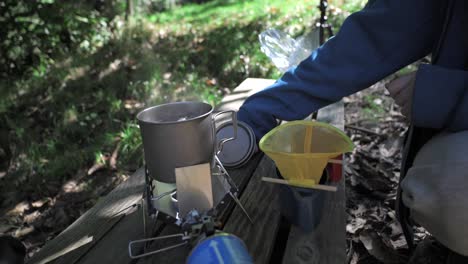 Tragbarer-Kaffeefilter-In-Der-Natur,-Outdoor,-Camping