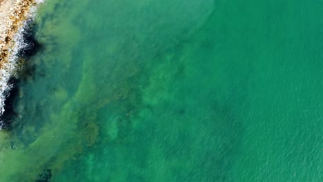 Luft-Schwebend-über-Kristallklarem-Türkisfarbenem-Wasser,-Schwarzes-Meer,-Varna,-Bulgarien-Drohne-Exotische-Küstensanduferansicht