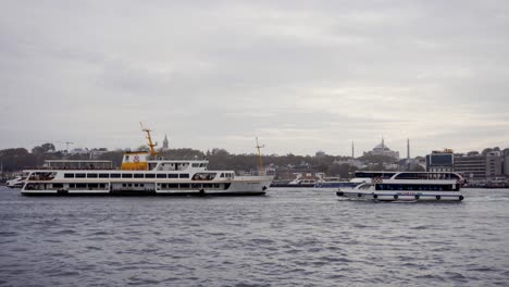 Touristenboote,-Die-Mit-Istanbul-Im-Hintergrund-Vorbeifahren
