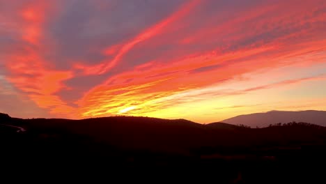 Während-Eines-Leuchtend-Orangefarbenen-Und-Roten-Sonnenuntergangs-In-Den-Portugiesischen-Bergen-Scheinen-Sie-Zu-Brennen
