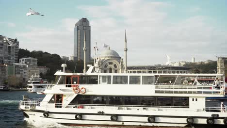 Touristische-Boote,-Die-Mit-Stadtbild-Von-Istanbul-Im-Hintergrund-Vorbeifahren