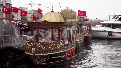 Schöne-Boote-Im-Jachthafen-Von-Istanbul.