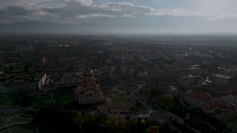 Orthodoxe-Kirche-Im-Sonnenuntergang---Kathedrale-St.-Johannes-Der-Täufer-Von-Fagaras-In-Rumänien---Vogelansicht-Von-Fagaras-In-Rumänien-Im-Winter-Mit-Kreisverkehr---Luftdrohnenaufnahme