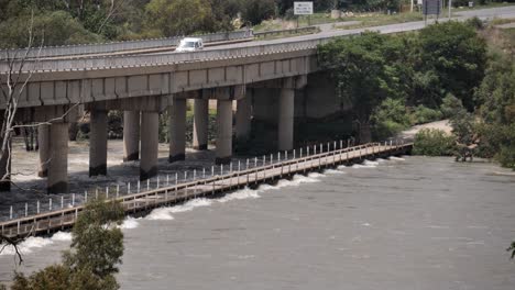Lkw-überquert-Die-Brücke-über-Das-Wasser-Des-Vaal-Flusses-In-Südafrika
