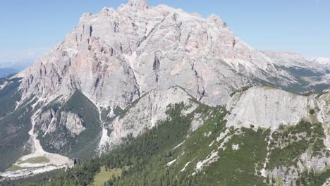 Luftpanoramablick-Auf-Die-Berge-Und-Das-Grüne-Tal-Val-Badia-In-Italien
