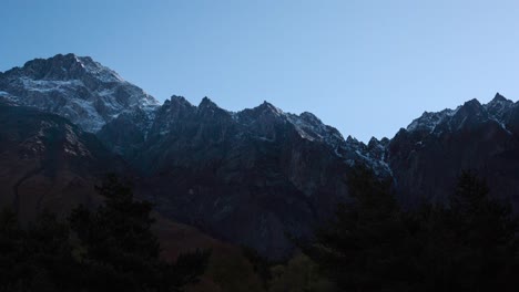 Zeitraffer-Sonnenaufgang-Schneebedeckte-Bergkette,-Georgia-Kazbegi-4k