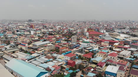 Droneshot-De-La-Ciudad-Capital-De-Camboya-Con-Barrios-Marginales-En-Tiro