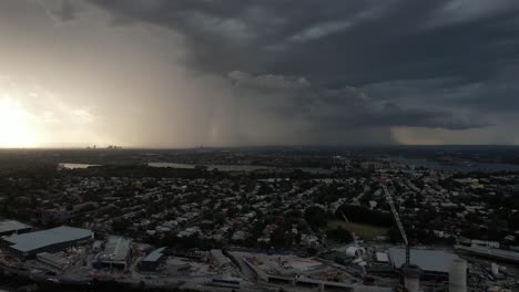Thunderstorms-roll-in-from-the-West-in-Sydney-Australia