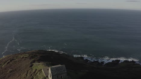 Eine-Luftaufnahme-Der-Klippen-über-Dem-Gebäude-Am-Rame-Head-In-South-Cornwall