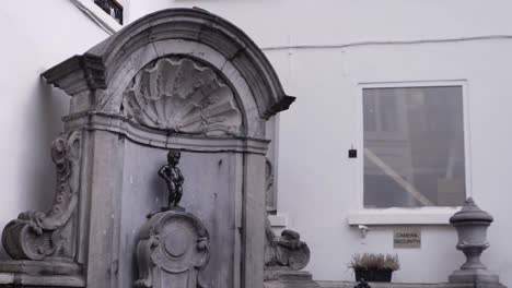 Statue-of-Manneke-Pis-in-the-city-center-of-Brussels-from-a-distance
