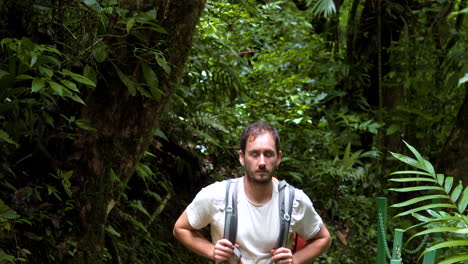 Mochileros-Caminando-Solos-En-El-Bosque-Profundo-Selva-Ruta-De-Senderismo-Explorando-Centroamérica-Selva-Tropical-Viaje-Destino-De-Vacaciones-En-Costa-Rica