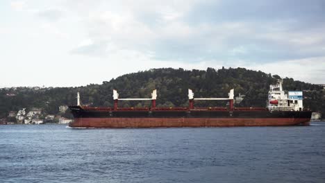 Großes-Frachtschiff,-Das-An-Der-Asiatischen-Seite-Von-Istanbul-Vorbeifährt