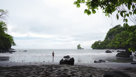 Costa-Rica-Wildes-Karibisches-Meer-Ozean-Junger-Sportlicher-Reisender,-Der-In-Den-Ozean-Läuft-Und-In-Frisches-Wasser-Springt,-Allein-Am-Einsamen-Paradiesstrand-Schwimmt