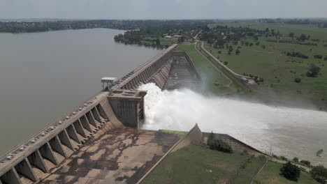 Orbitas-Aéreas-Represa-Hidroeléctrica-Liberando-Agua-De-Inundación-Del-Embalse-Vaal