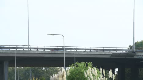 Video-Einer-Autobahnbrücke-Mit-Vorbeifahrenden-Autos