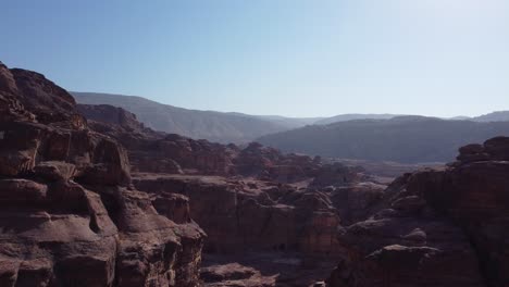 Drohne-Fliegt-Durch-Eine-Schlucht-In-Der-Antiken-Stadt-Petra-In-Jordanien