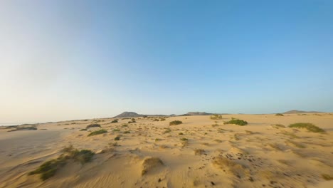 Fuerteventura-Desierto-Vacío-Fpv-Establecimiento-Durante-El-Amanecer-Cielo-Azul-Cámara-Lenta-50fps