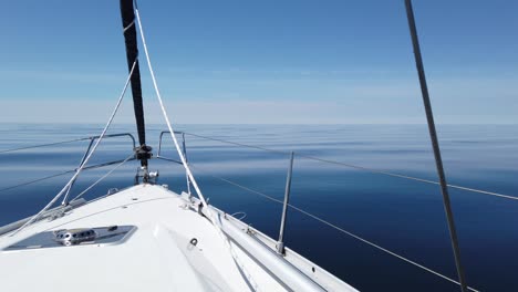 Lake-Michigan-Segelboot-Auf-Klarem-Wasser-über-See-Oder-Ozean,-Keine-Wellen-Und-Klarer-Himmel