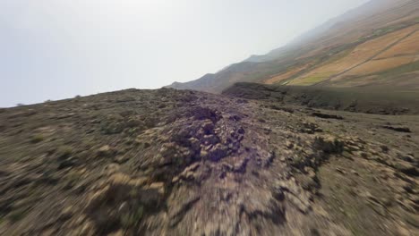 Fuerteventura-Trockener-Felsiger-Bergrücken-Mit-Wunderschönem-Blick-über-Die-Grüne-Insel