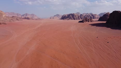 Luftaufnahme-Von-Zwei-Autos,-Die-Durch-Die-Erstaunliche-Wadi-Rum-Wüste-In-Jordanien-Fahren