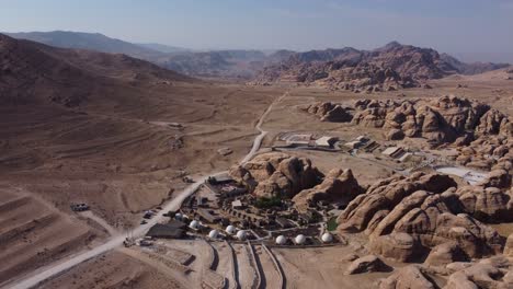 Luftaufnahme-Des-Beduinenlagers-In-Der-Jordanischen-Wüste-Zwischen-Felsen
