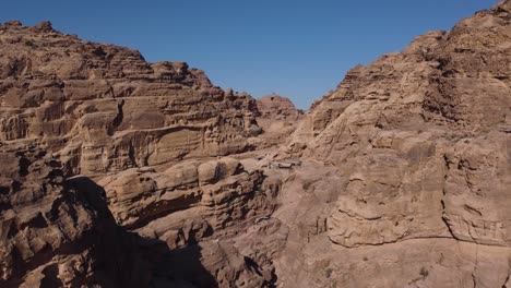 Erstaunliche-Luftaufnahme,-Die-Durch-Die-Berge-Von-Petra-In-Der-Wüste-Von-Jordanien-Fliegt