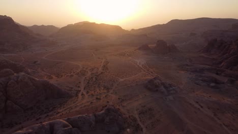 Increíble-Vista-Aérea-Sobre-El-Desierto-De-Jordania-Durante-La-Puesta-De-Sol