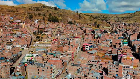 Toma-De-Drones-De-La-Región-De-Puno-Peru,-Andes-Peruanos,-El-Altiplano,-Ciudad-Peruana-Nativa,-Regiones-Más-Pobres-De-Peru,-Pobreza-Extrema