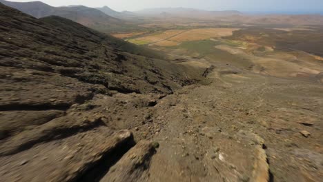 Fuerteventura-Fpv-Trockener-Felsiger-Bergtauchgang-Bei-Sonnenuntergang-Blauer-Himmel-Slowmotion-50fps