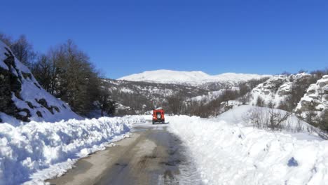 A-4x4-car-travels-on-a-snowy-mountain-road-in-Zagori,-Greece